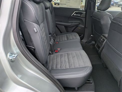 New 2025 Mitsubishi Outlander SE image 32
