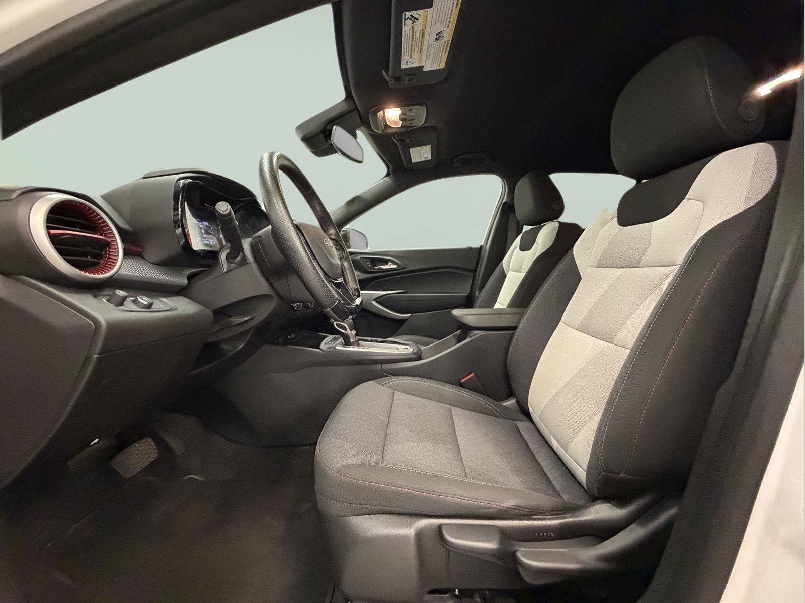Used 2024 Chevrolet Trax RS FWD image 25