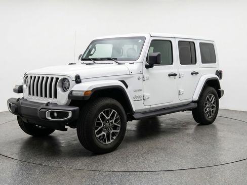 Used 2025 Jeep Wrangler Unlimited Sahara AWD/4WD image 3