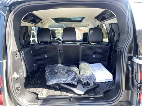 Used 2020 Land Rover Defender 110 First Edition image 40