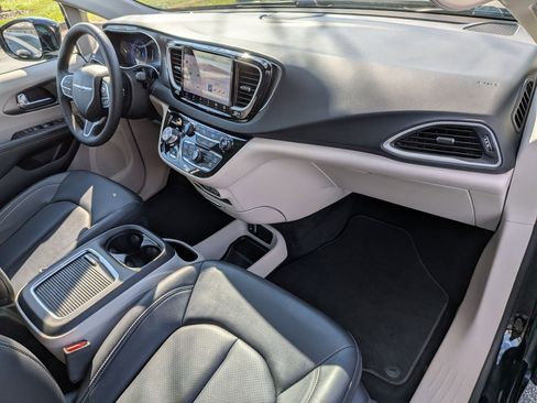 Used 2024 Chrysler Pacifica Touring-L image 38