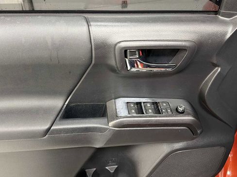 Used 2018 Toyota Tacoma TRD Sport image 15