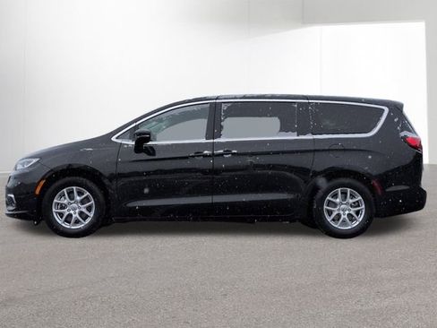 Used 2024 Chrysler Pacifica Touring-L image 8
