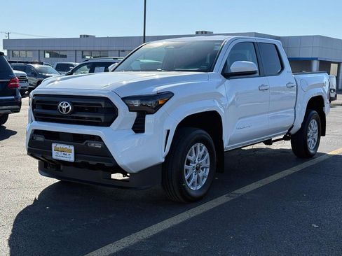 Used 2025 Toyota Tacoma SR5 image 8