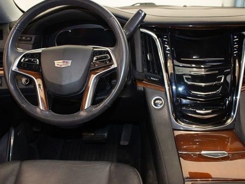 Used 2018 Cadillac Escalade Luxury image 18