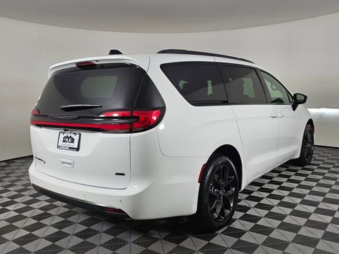 New 2026 Chrysler Pacifica Select image 4