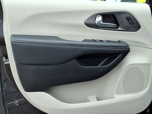 Used 2023 Chrysler Pacifica Touring-L image 13