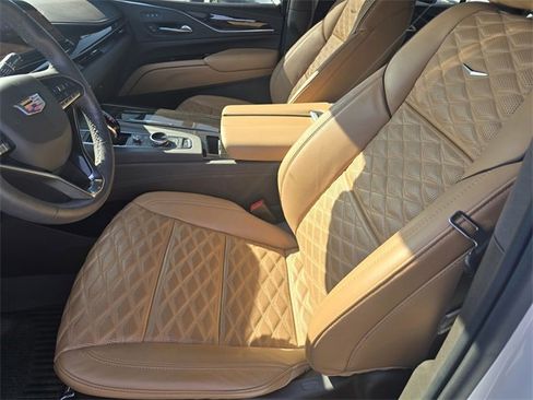 Used 2024 Cadillac Escalade Premium Luxury w/ Performance Package image 20