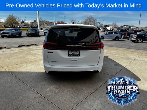Used 2024 Chrysler Pacifica Touring-L FWD image 6
