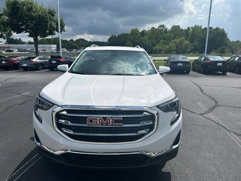 Used 2020 GMC Terrain SLT w/ Preferred Package FWD image 2