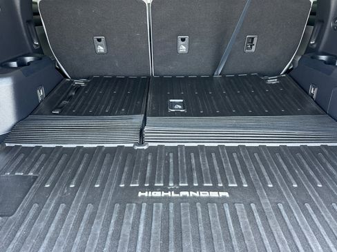 Used 2022 Toyota Highlander LE FWD image 15