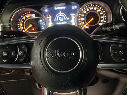 Used 2018 Jeep Wrangler Unlimited Sahara AWD/4WD image 11