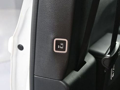 Used 2025 Chrysler Pacifica Limited image 27