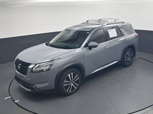 Certified 2024 Nissan Pathfinder Platinum w/ Cargo Package FWD image 32