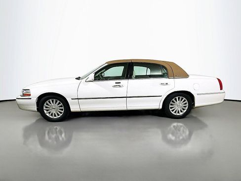 Used 2004 Lincoln Town Car Signature RWD image 4