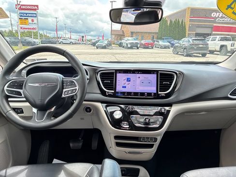 Used 2024 Chrysler Pacifica Touring-L FWD image 21