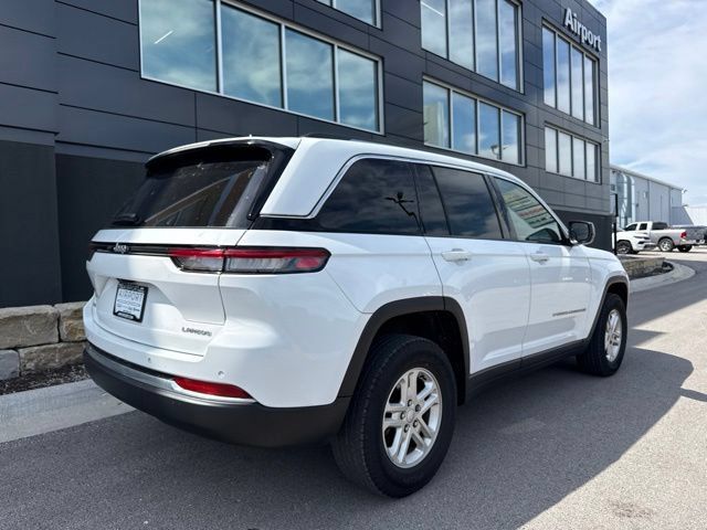 Used 2023 Jeep Grand Cherokee Laredo AWD/4WD image 3
