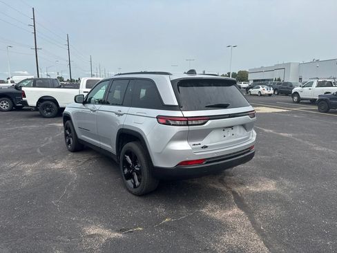 Used 2025 Jeep Grand Cherokee Altitude AWD/4WD image 5