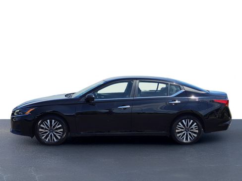Used 2025 Nissan Altima 2.5 SV FWD image 12