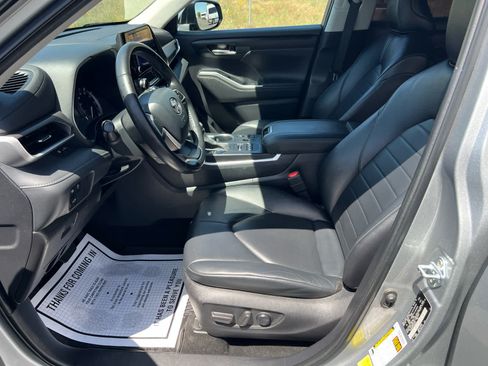 Used 2023 Toyota Highlander XLE AWD/4WD image 12