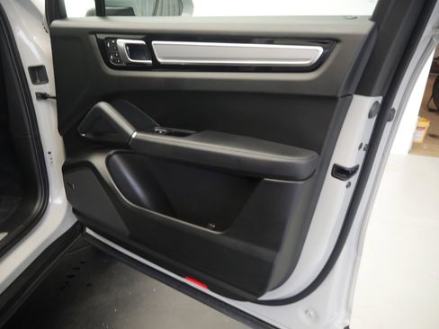 Certified 2023 Porsche Cayenne Platinum Edition AWD/4WD image 23