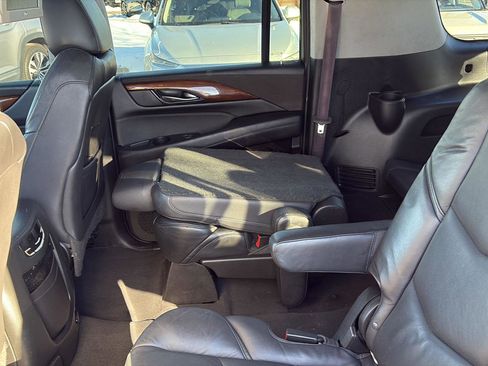 Used 2017 Cadillac Escalade ESV Luxury image 24
