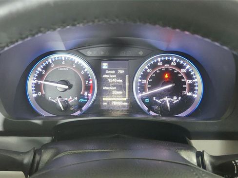 Used 2019 Toyota Highlander XLE image 25