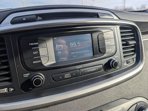 Used 2016 Kia Sorento LX w/ LX Convenience Package image 21