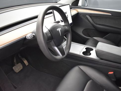 Used 2025 Tesla Model Y Long Range image 12