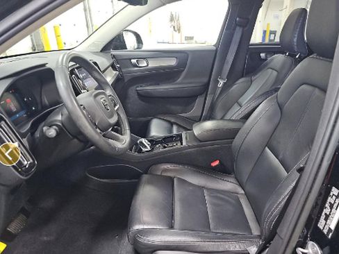 Used 2023 Volvo XC40 B5 Plus w/ Climate Package image 2