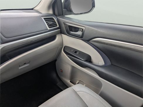 Used 2018 Toyota Highlander Limited Platinum FWD image 21
