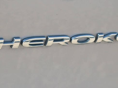 Used 2020 Jeep Cherokee Latitude AWD/4WD image 8