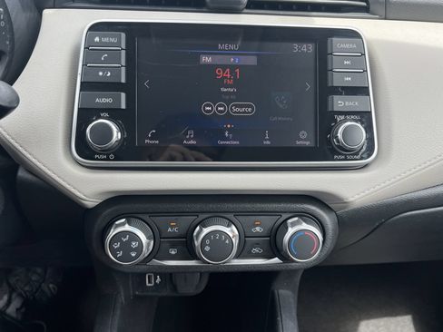 Used 2022 Nissan Versa SV FWD image 7