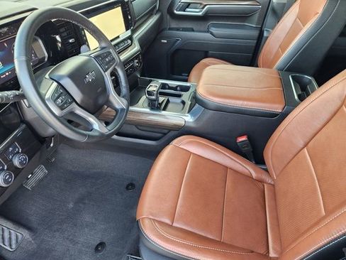 Used 2025 Chevrolet Silverado 1500 LT Trail Boss w/ Convenience Package II image 4