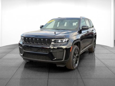 Used 2026 Jeep Grand Cherokee Altitude AWD/4WD image 3