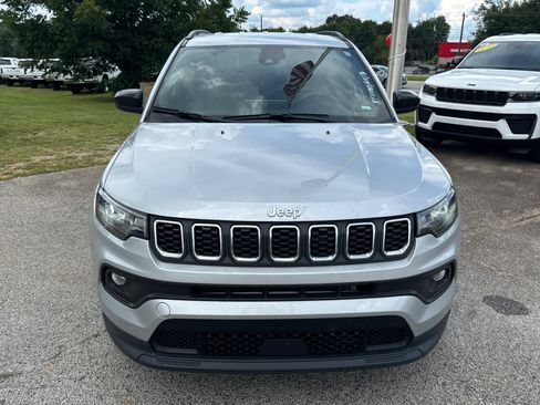 Used 2024 Jeep Compass Latitude AWD/4WD image 2