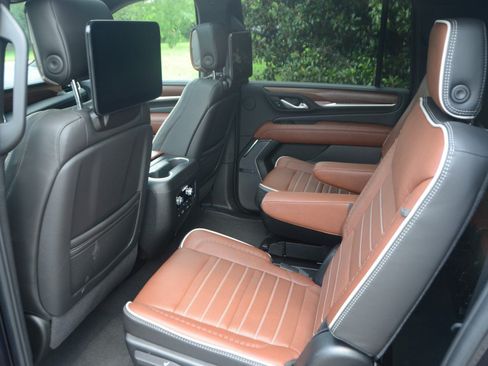 Used 2024 GMC Yukon XL Denali Ultimate AWD/4WD image 4