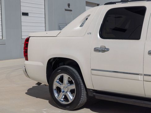 Used 2011 Chevrolet Avalanche LTZ AWD/4WD image 12