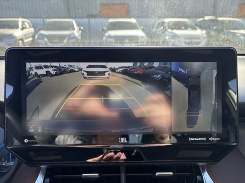 Used 2021 Toyota Venza image 18