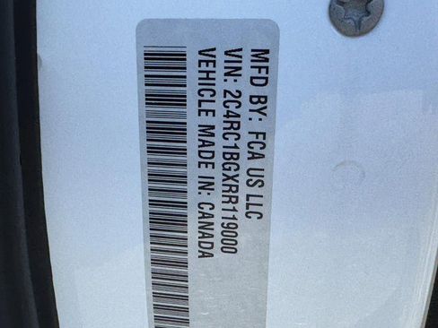 Used 2024 Chrysler Pacifica Touring-L FWD image 30