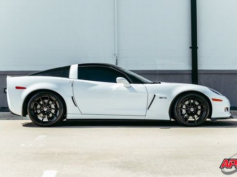 Used 2013 Chevrolet Corvette Z06 w/ 3LZ Preferred Equipment Group RWD image 10