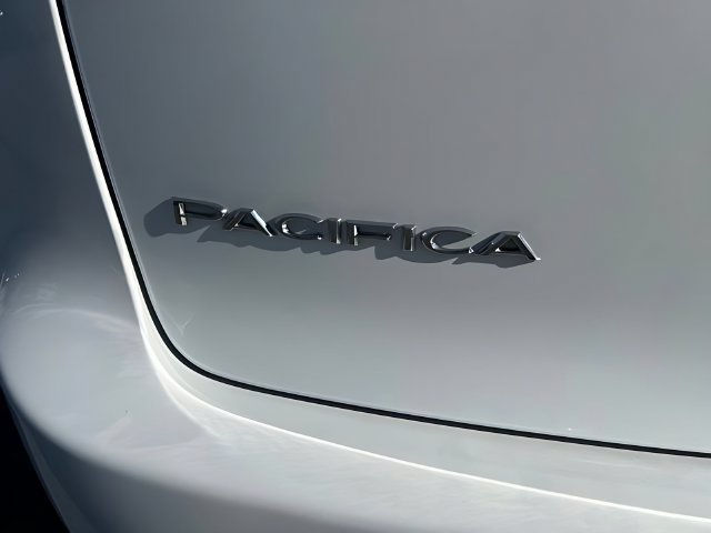 Used 2022 Chrysler Pacifica Touring-L FWD image 14