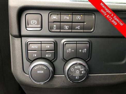 Used 2025 Chevrolet Suburban Premier image 25