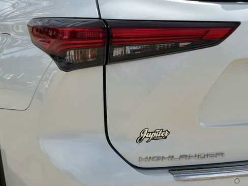 Used 2021 Toyota Highlander Limited image 7