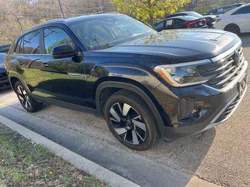Used 2025 Volkswagen Atlas Cross Sport SE image 3