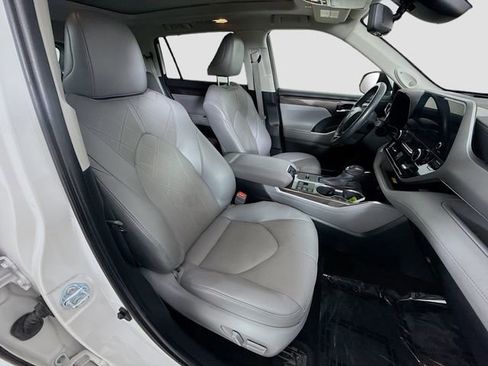 Used 2023 Toyota Highlander Platinum FWD image 29