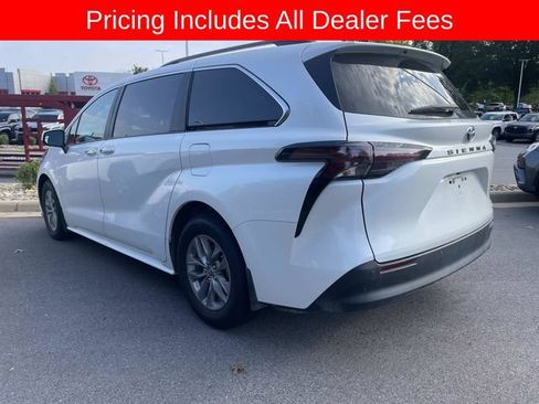 Used 2024 Toyota Sienna XLE w/ XLE Plus Package FWD image 3