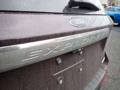 Used 2022 Ford Explorer XLT w/ Equipment Group 202A image 6