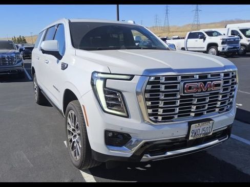 Used 2026 GMC Yukon XL Denali w/ Sun & Power Step Package AWD/4WD image 1
