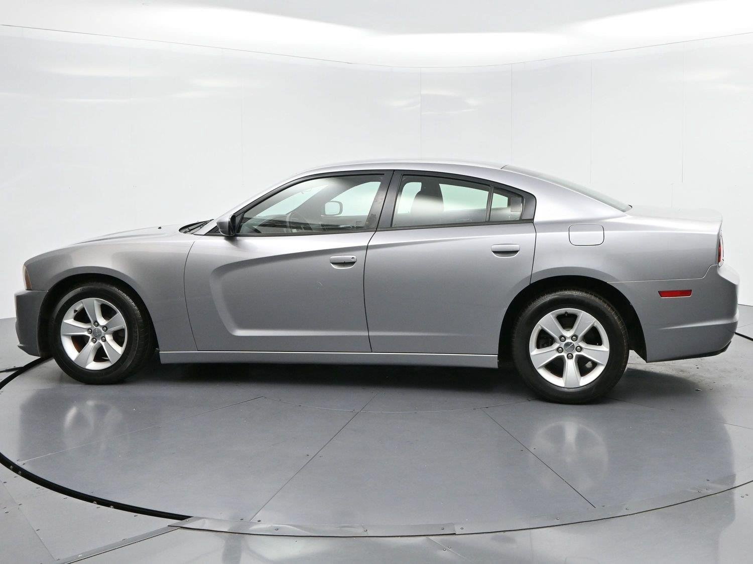 Used 2013 Dodge Charger SE RWD image 4